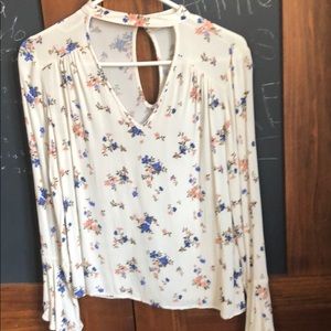 Super cute v-neck, flowing top.